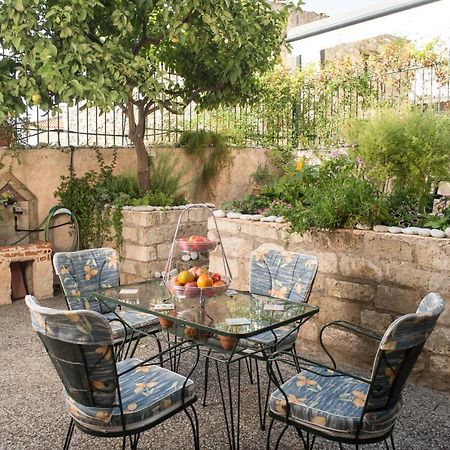 Maisonette With Garden In The Heart Of The Historical Kalamata Center Ngoại thất bức ảnh