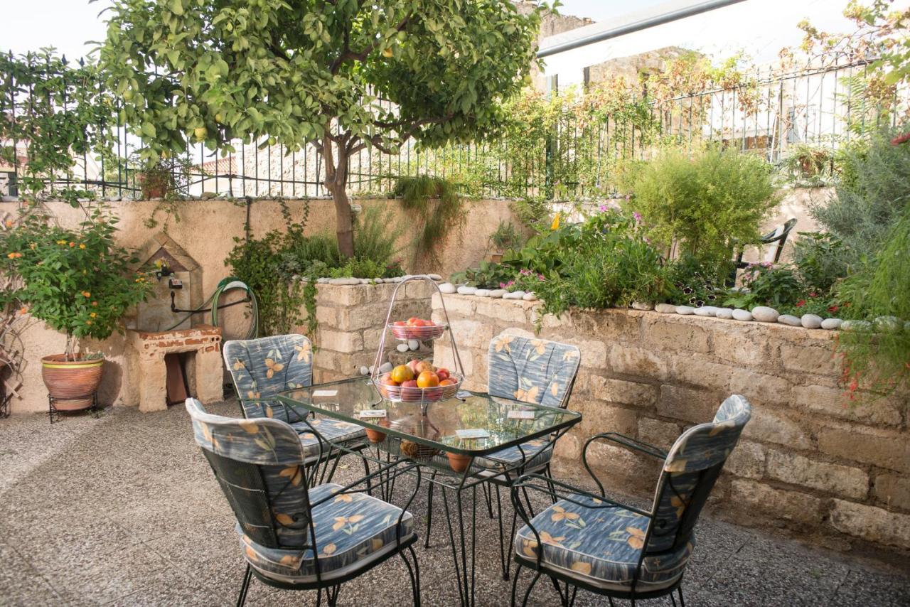 Maisonette With Garden In The Heart Of The Historical Kalamata Center Ngoại thất bức ảnh
