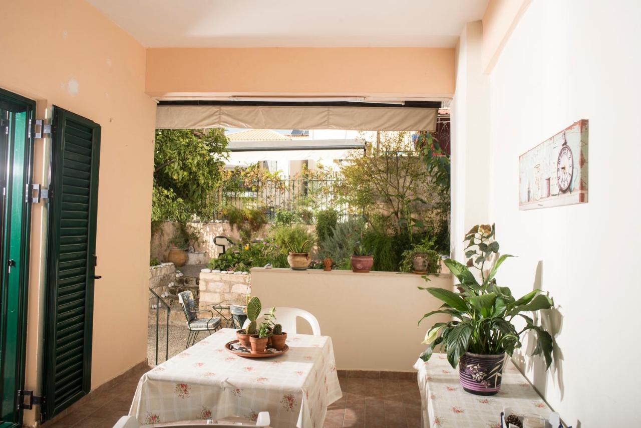 Maisonette With Garden In The Heart Of The Historical Kalamata Center Ngoại thất bức ảnh